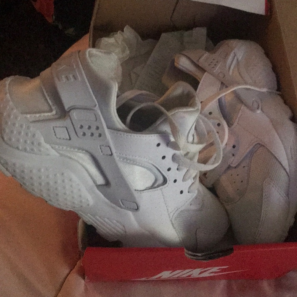 Tennis shoes